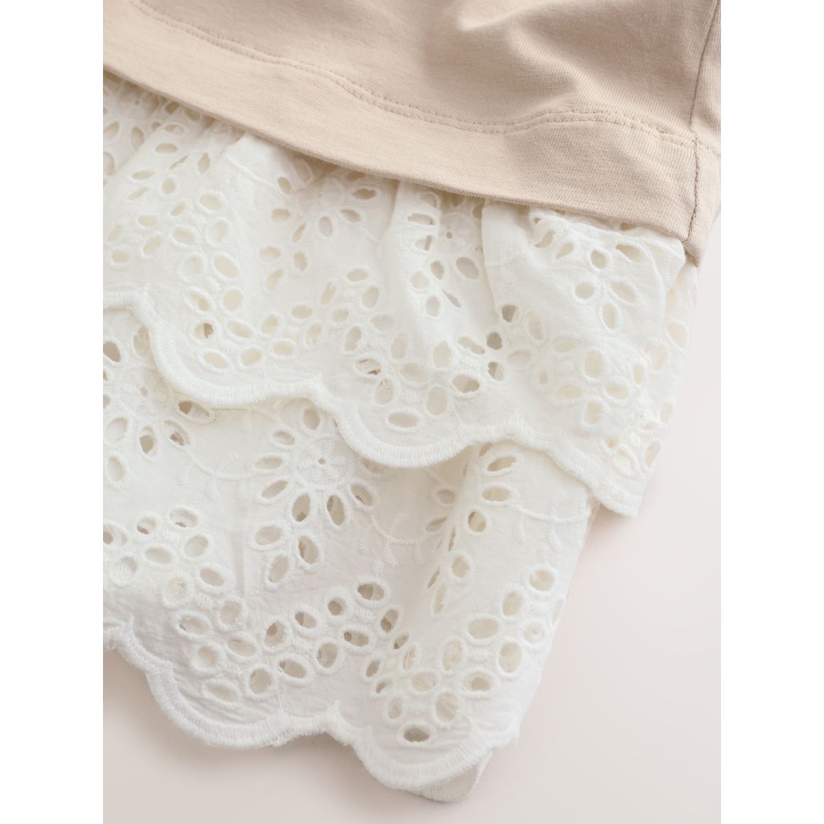 Robe t-shirt à ourlet brodé marron/naturel, NEXT