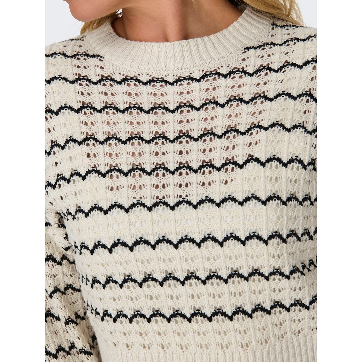 Pull col rond en fine maille ecru/noir, ONLY