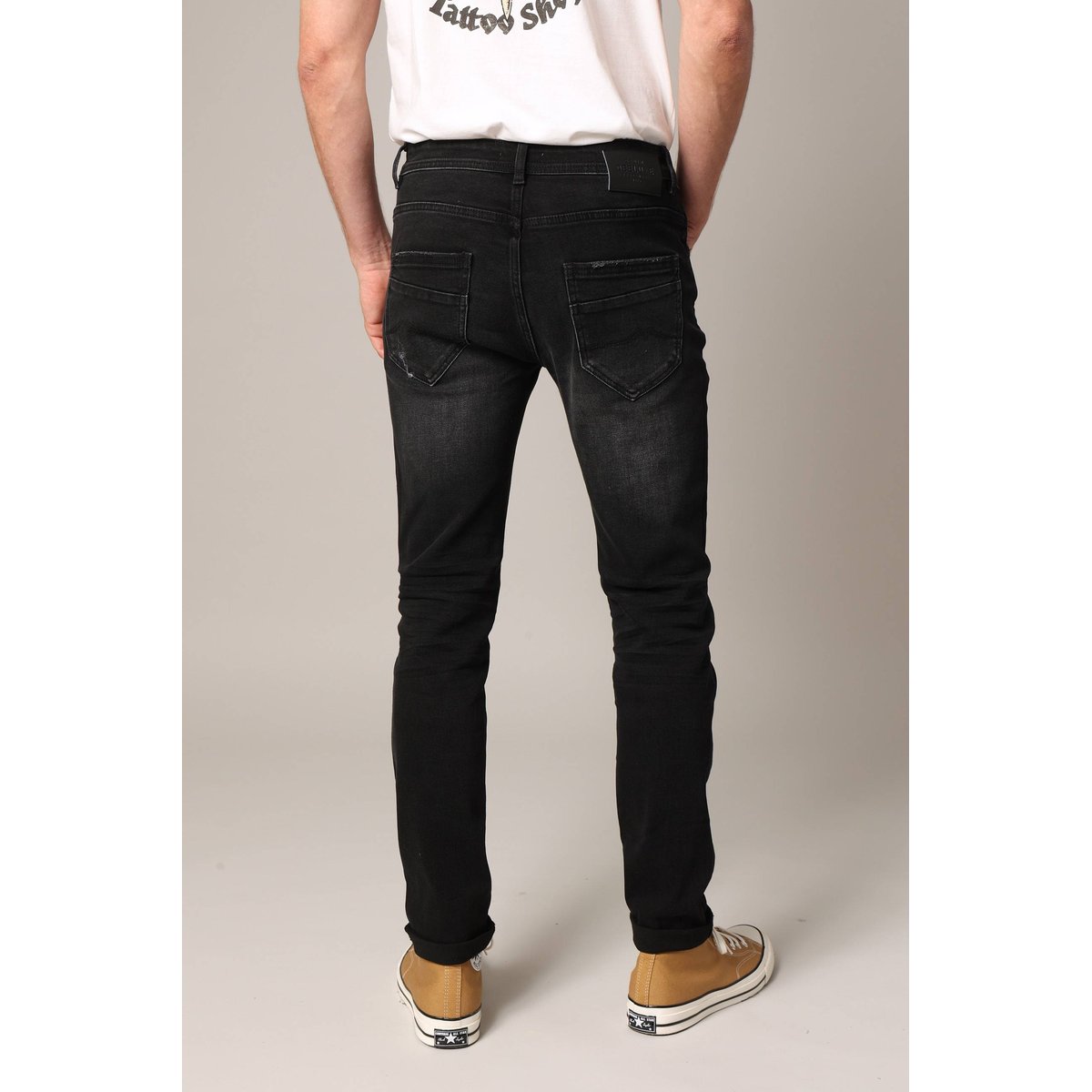 Jean slim effet délavé moderne et confortable
CARLOS deep black used, DEELUXE