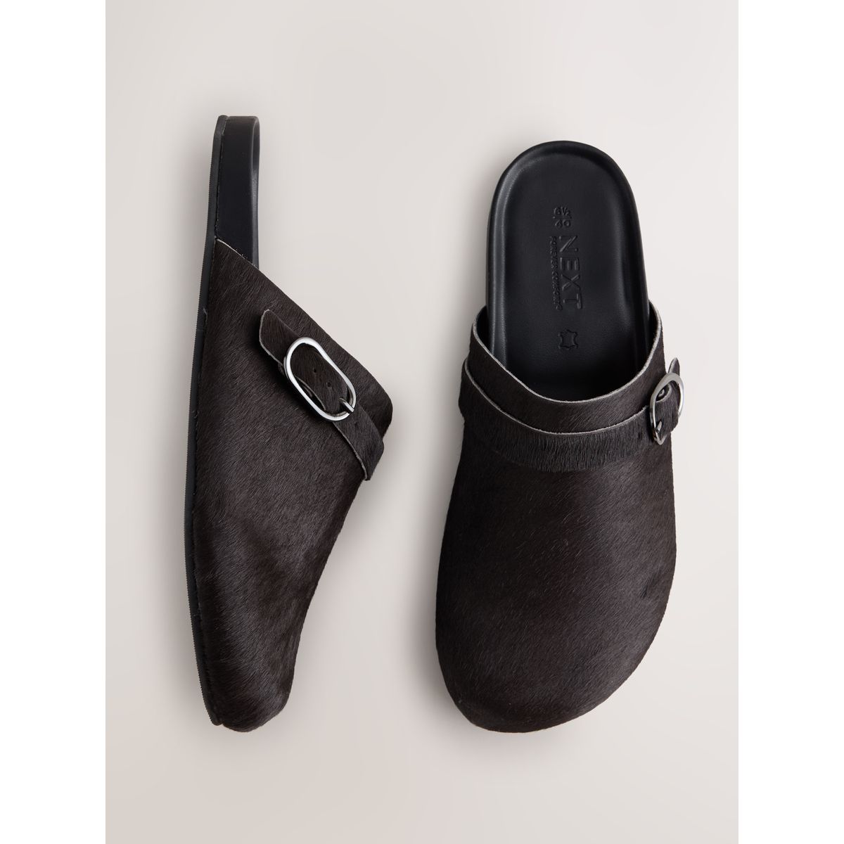 Chaussures fines à bout rond et assise moulée noir, NEXT