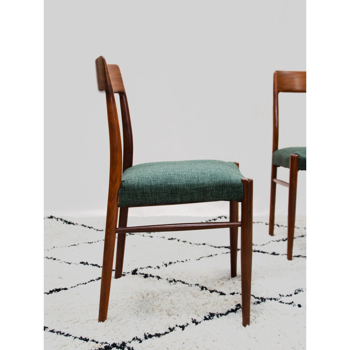 Lot de 4 chaises en teck et tissu Alma N°2134 - Bon état bois foncé, DEBONGOUT