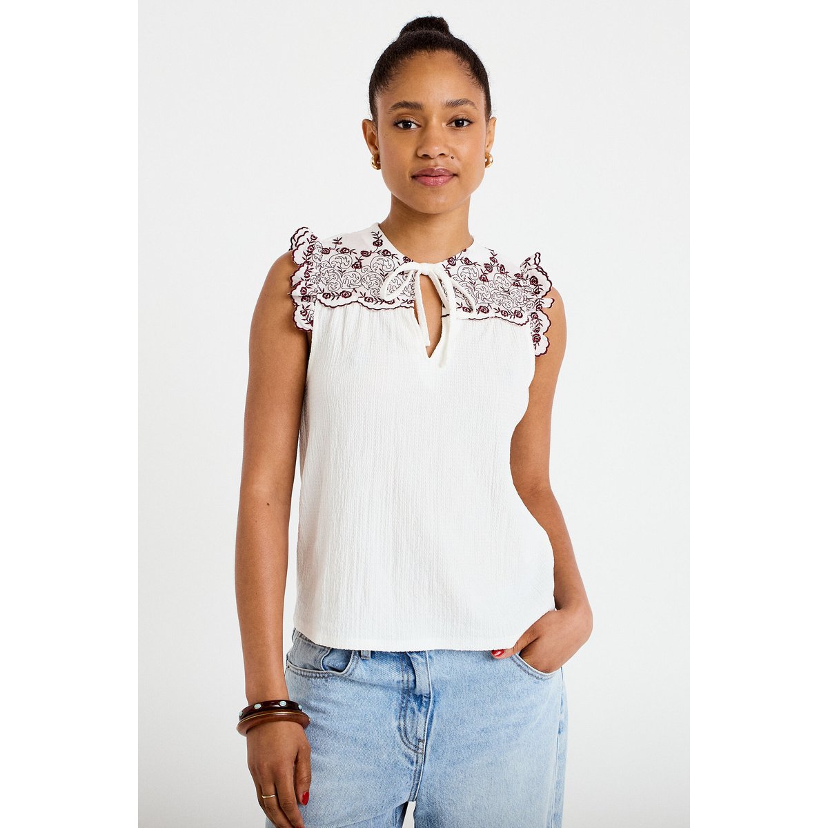 Blouse décolleté sans manches brodée rouge, CACHE CACHE