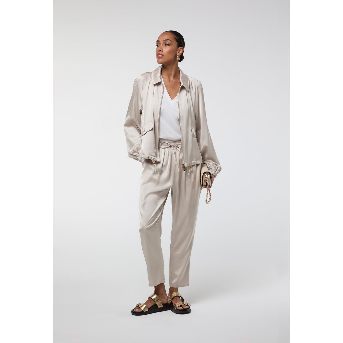 Veste bomber satinée à taille élastiquée beige, LOLA CASADEMUNT