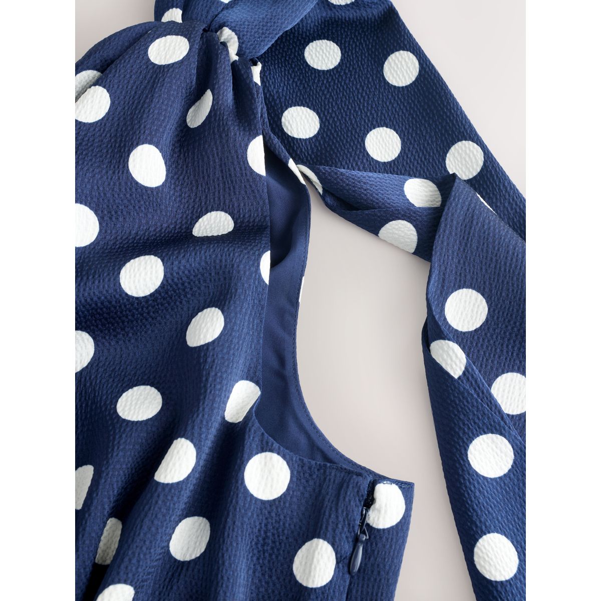 Robe courte sans manches dos nu en satin tache bleu marine, NEXT