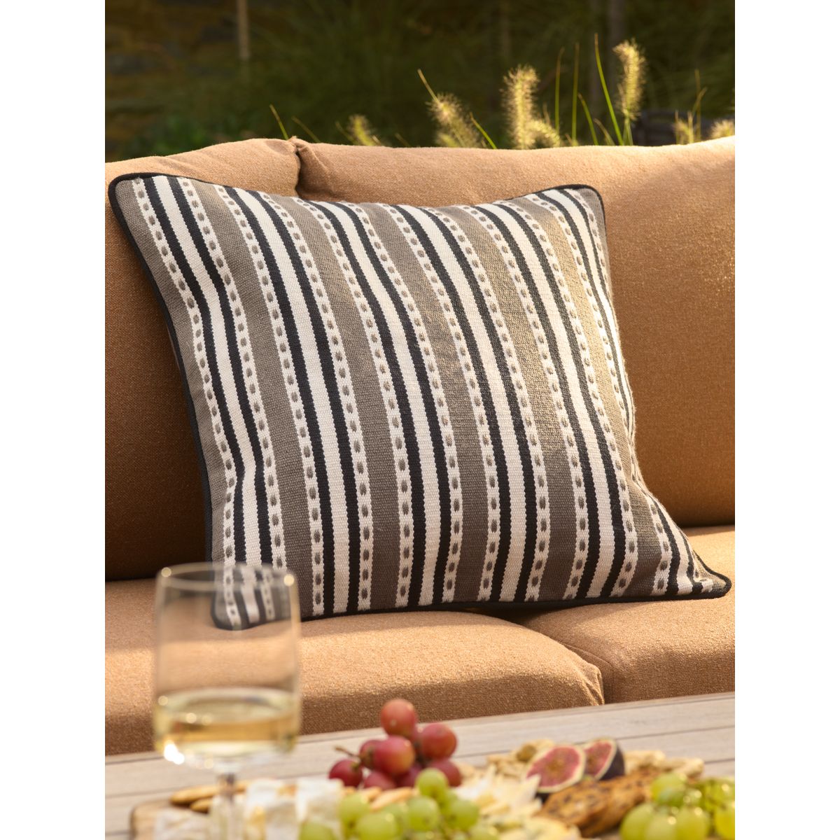 Coussin intérieur/extérieur à rayures tissées monochrome, NEXT