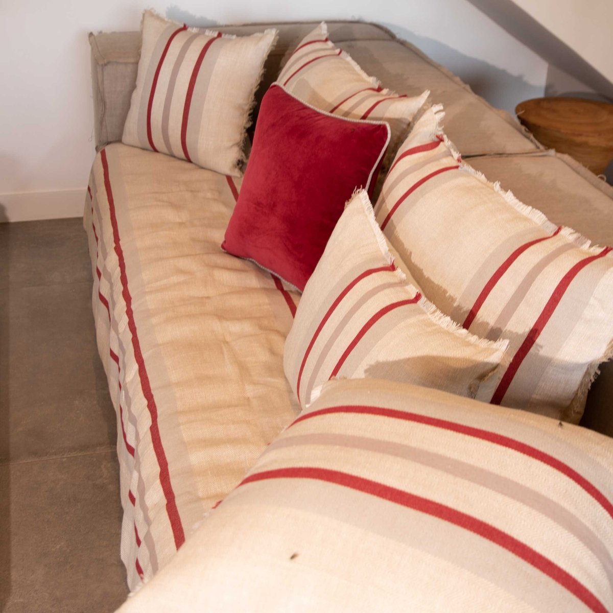 Coussin rayé en lin et coton rouge, SUD ETOFFE