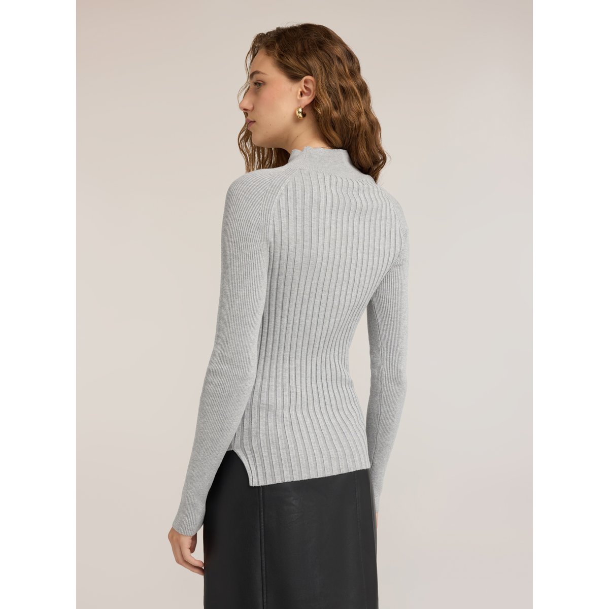 Pull à côtes diagonales avec ourlet asymétrique gris, MOTIVI