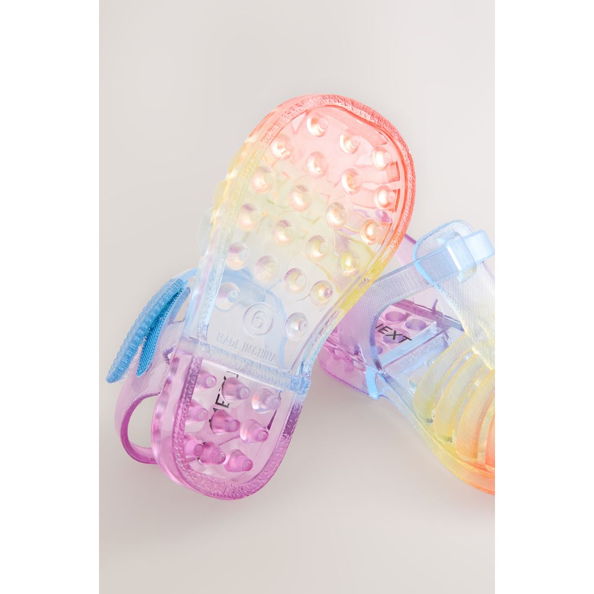 Sandales en plastique arc-en-ciel, NEXT