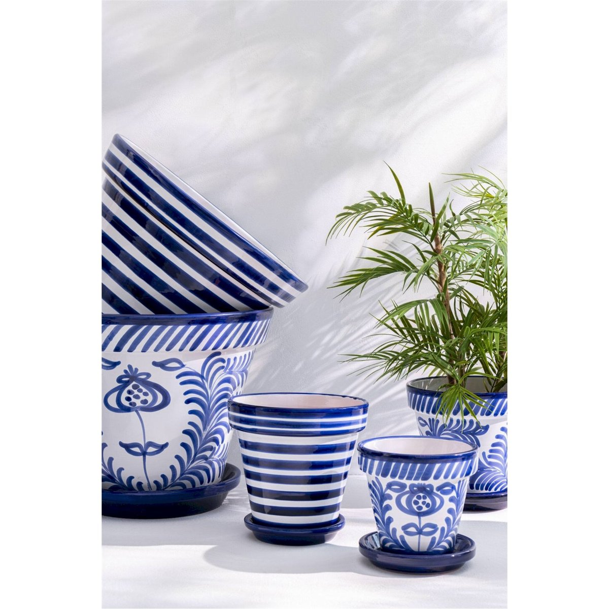 Cache-pot en poterie rayée, Fait main bleu cobalt et blanc, RECOLLECTION