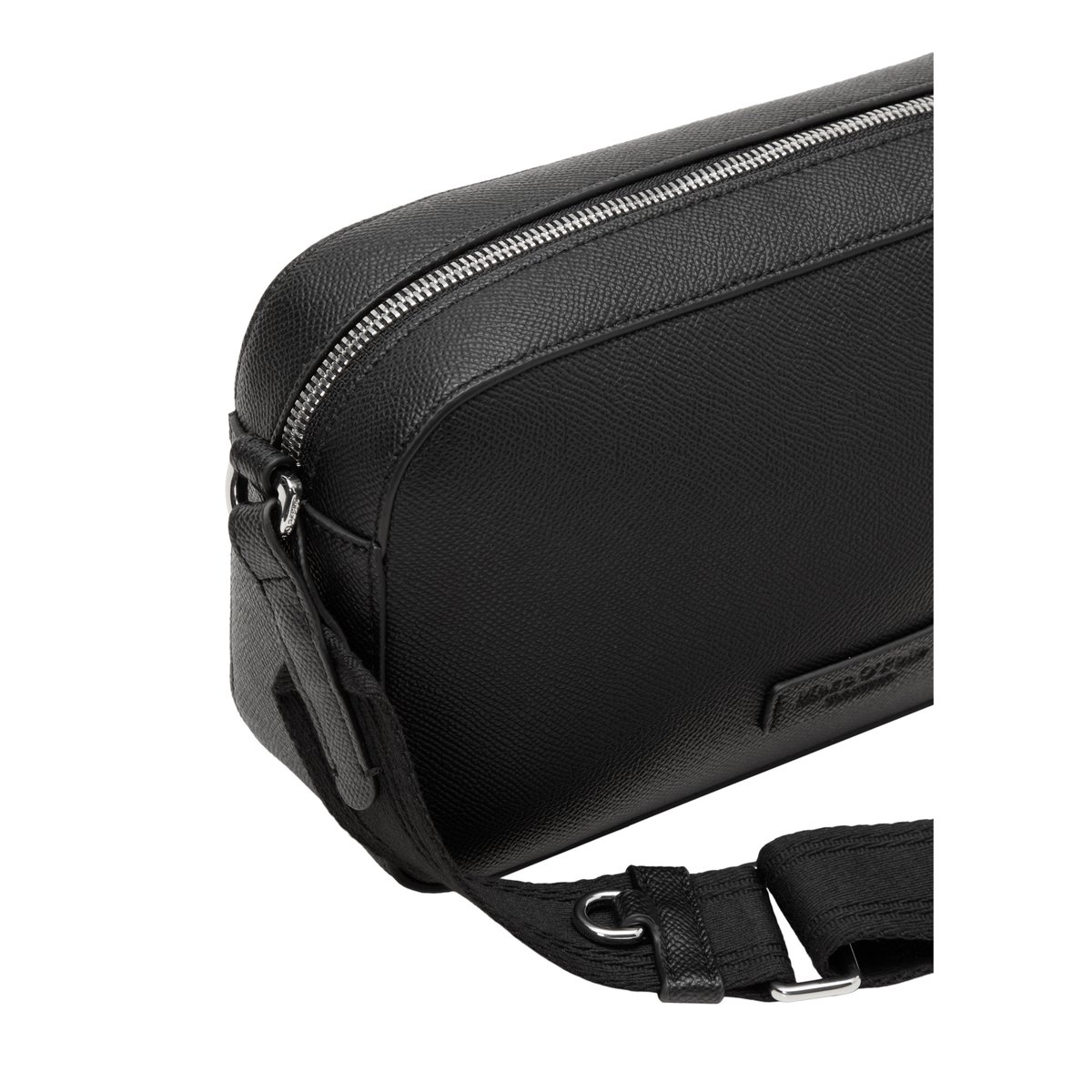 Sac à bandoulière modèle Villar small fabriqué à partir d'un substitut de cuir en polyester recyclé noir, MARC O'POLO