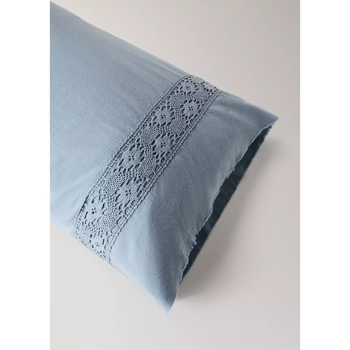 Taie d’oreiller en coton lavé détail dentelle 45x110 cm bleu, MANGO HOME