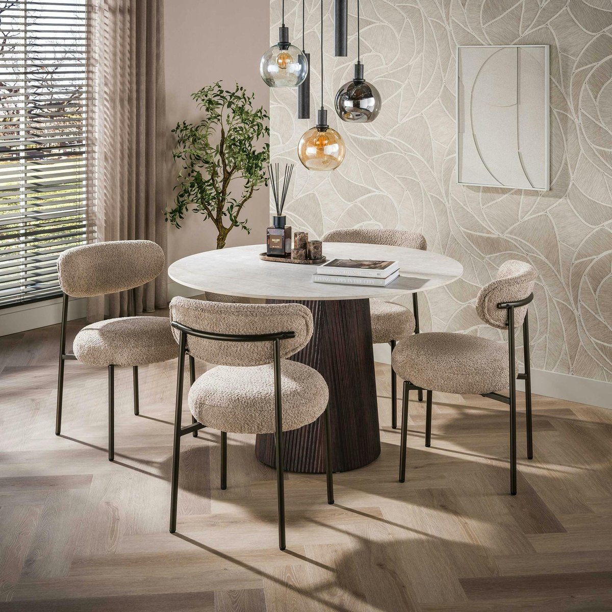 Table à manger ronde vintage en céramique marbrée Ø120 cm MAHAL beige, PIER IMPORT