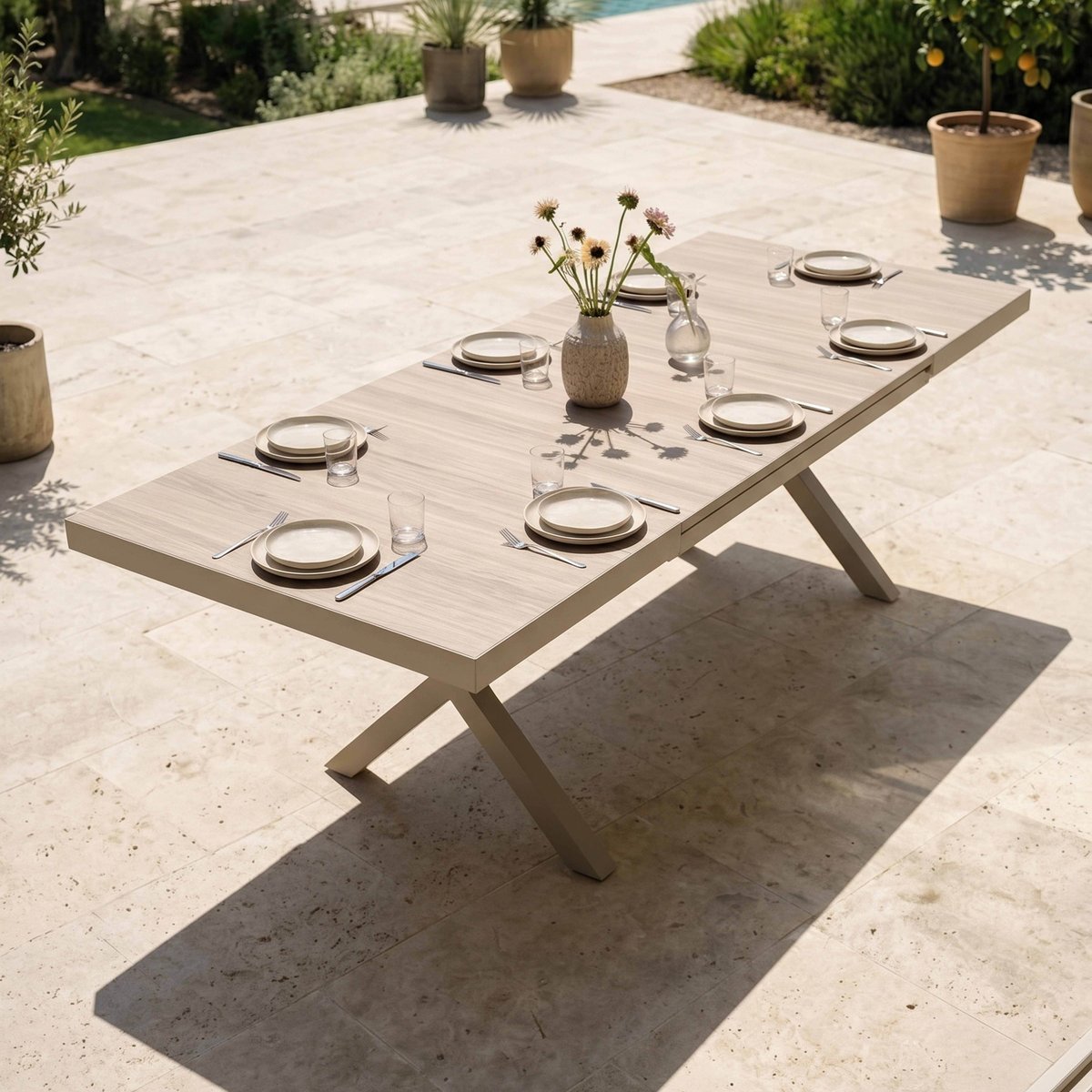 Table de jardin extensible en aluminium et céramique effet bois 8 à 12 personnes (200/260x100 cm) , TIVOLI crème, OVIALA
