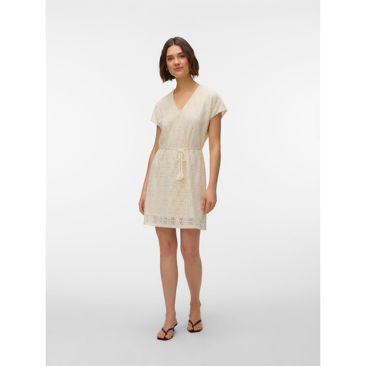 Robe courte en broderie, col v avec ceinture ecru, VERO MODA