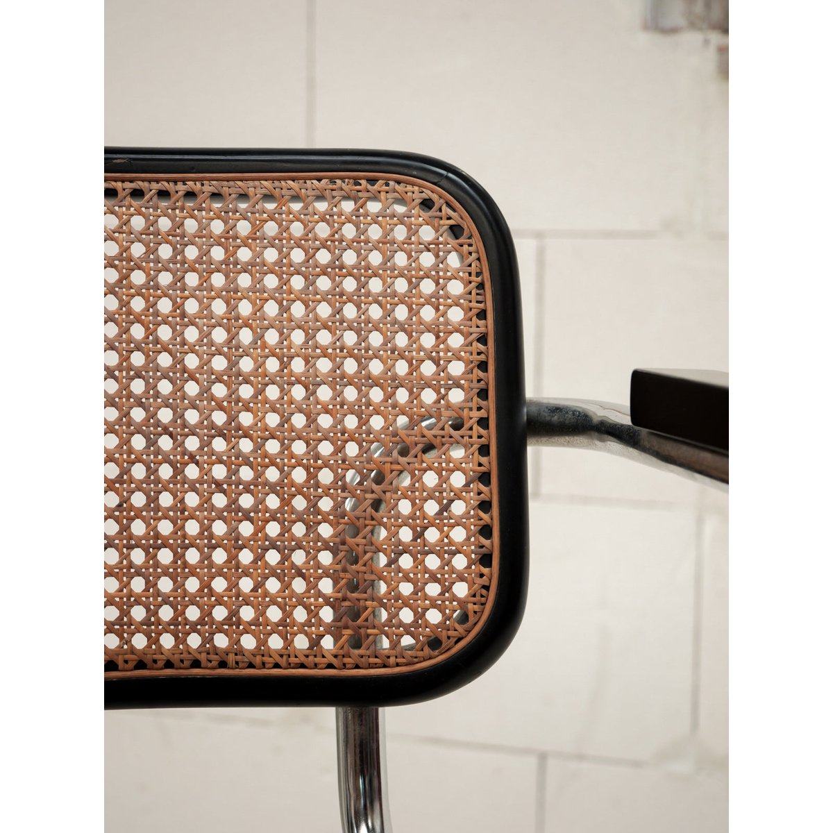 Chaise en osier et pieds chromés Alma N°1976 - Bon état noir, DEBONGOUT