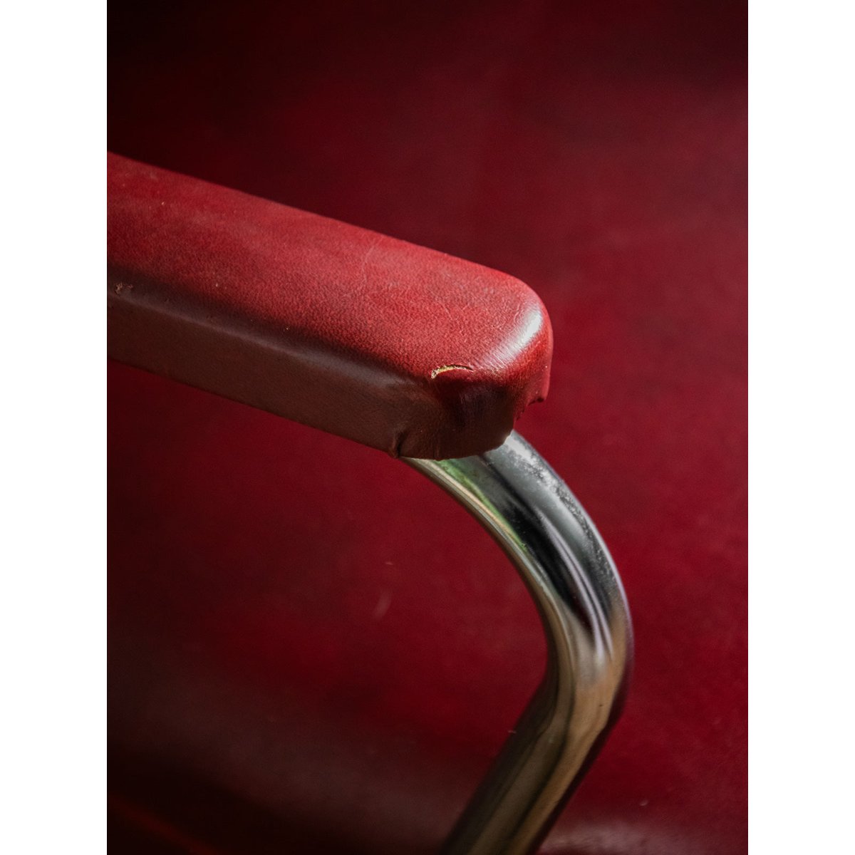 Fauteuil chromé en simili cuir rouge Jakob N°833 - Bon état rouge, DEBONGOUT
