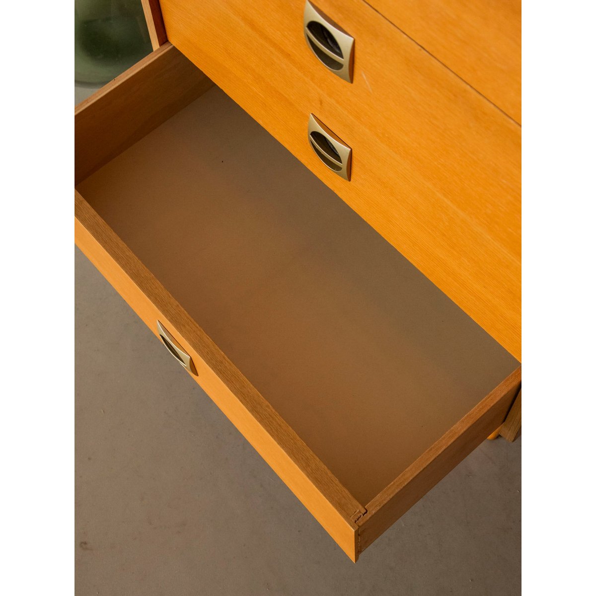 Commode scandinave aux poignées brutalistes Olga N°1076 - Bon état bois clair, DEBONGOUT