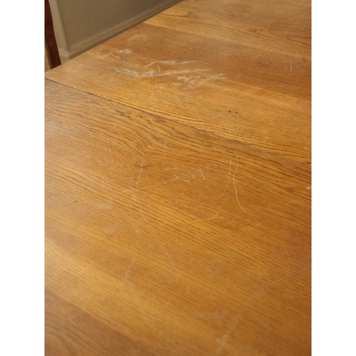 Table à manger sculptée en chêne Romy N°646 - Bon état bois clair, DEBONGOUT