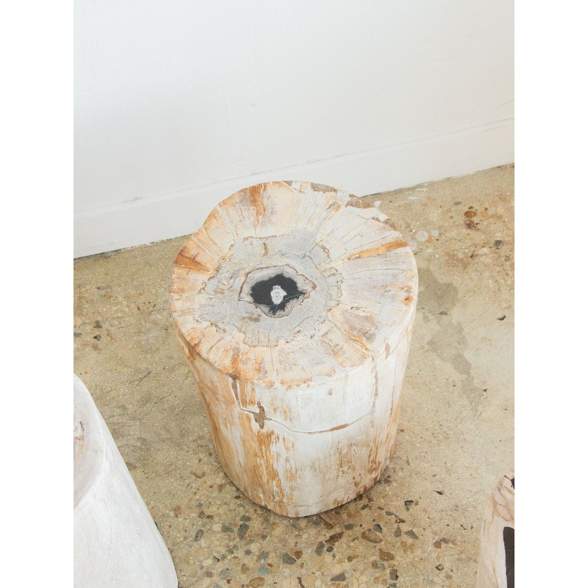 Table d'appoint en bois pétrifié Hanna N°427 - Bon état bois, DEBONGOUT
