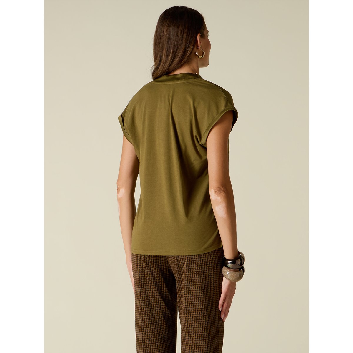 T-shirt bimaterica scollo a V verde militare, OLTRE