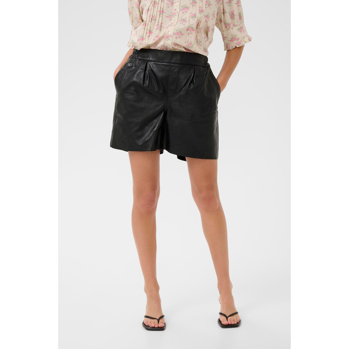 Shorts en cuir noir, CULTURE