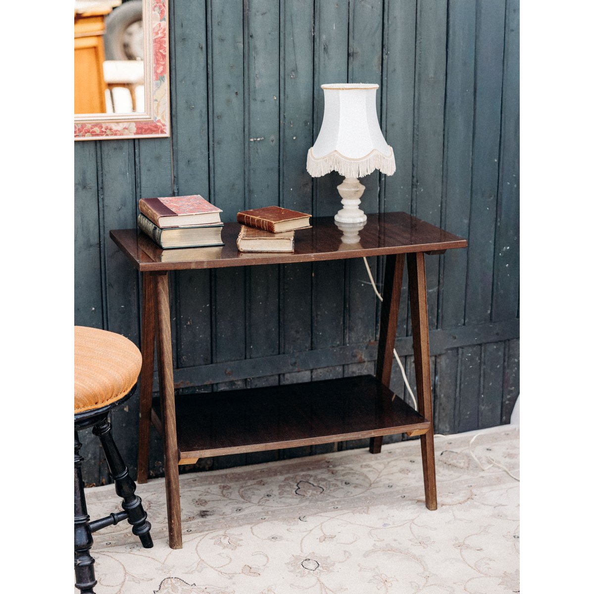 Table d'appoint en bois foncé Francine N°989 - Bon état bois foncé, DEBONGOUT
