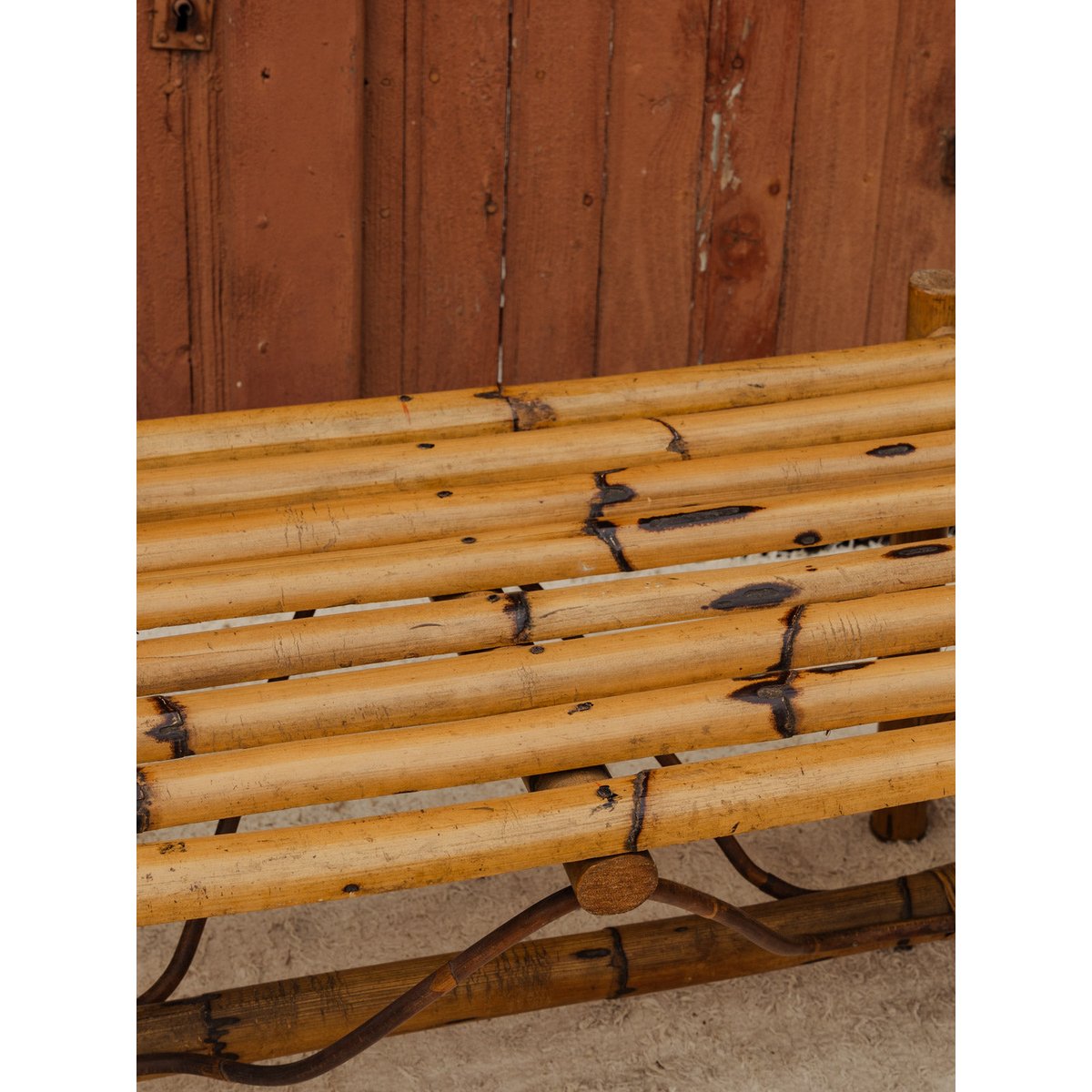 Table basse avec porte-revues en rotin Léonie N°1594 - Bon état bois clair, DEBONGOUT
