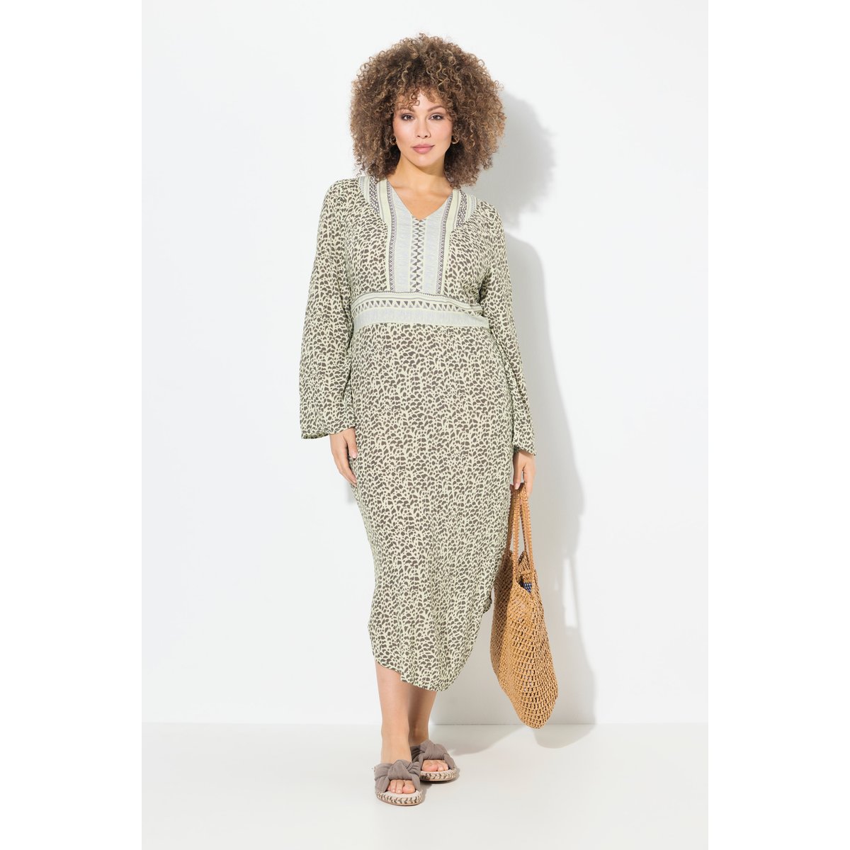 Robe midi. Décolleté en V pistache, ULLA POPKEN