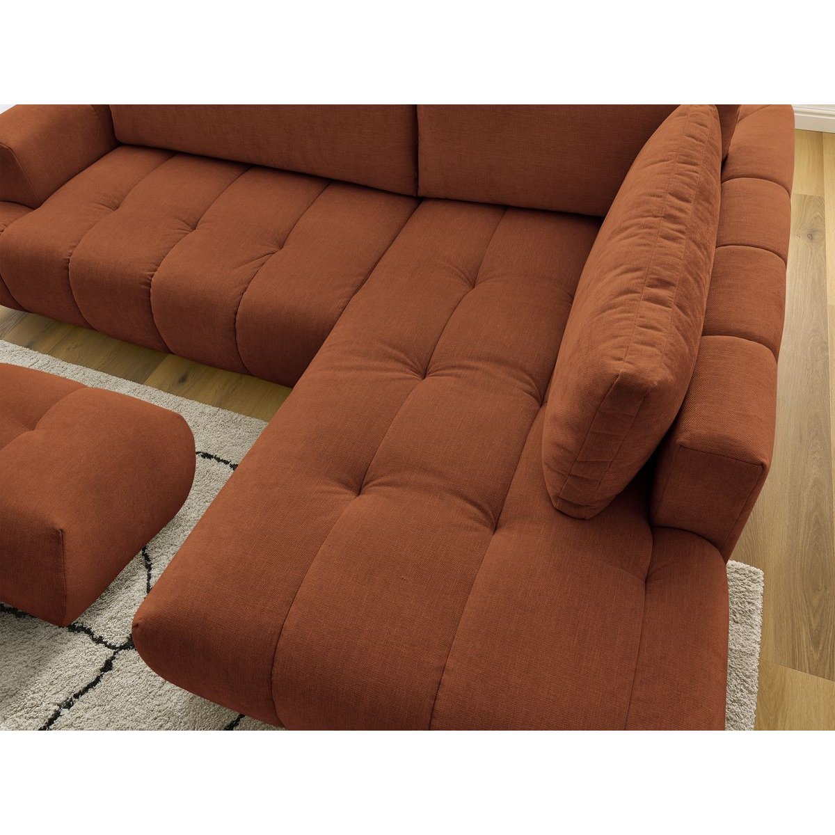 Canapé d'angle convertible 4 places en tissu lisse avec pouf, FUJI orange, BOBOCHIC