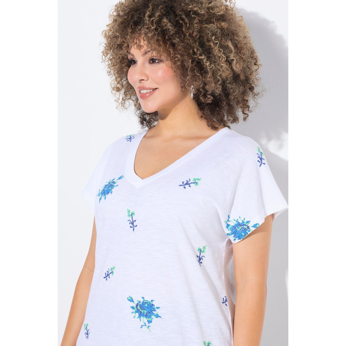 T-shirt oversize à broderies. Décolleté V blanc neige, ULLA POPKEN