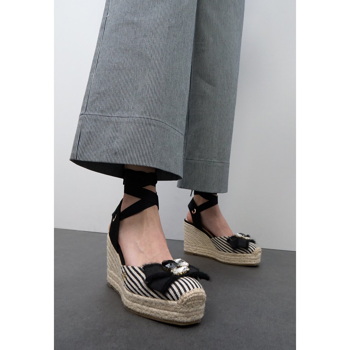Espadrille compensée à lacets satinés et détail bijou noir, LOLA CASADEMUNT