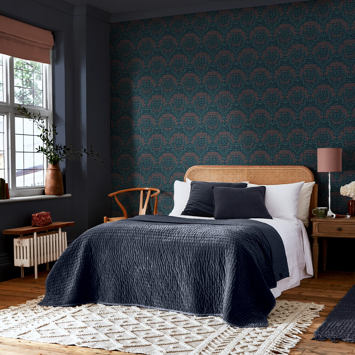 Papier peint fleuri Michaelmas Daisy Midnight bleu, corail, WILLIAM MORRIS AT HOME
