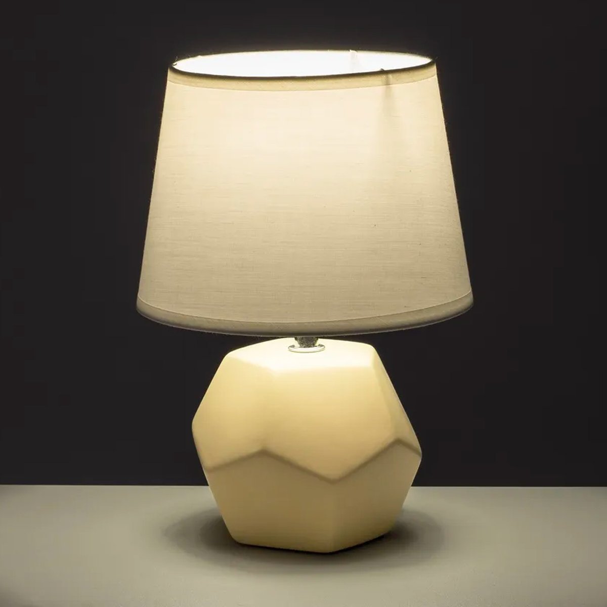 Lampe à poser céramique beige et abat jour blanc 18x18x26cm beige, WADIGA