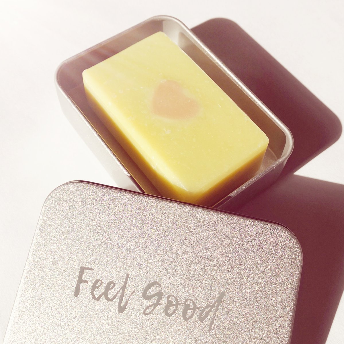 Savon Feel Good dans sa boîte à savon couleur unique, DOUX GOOD