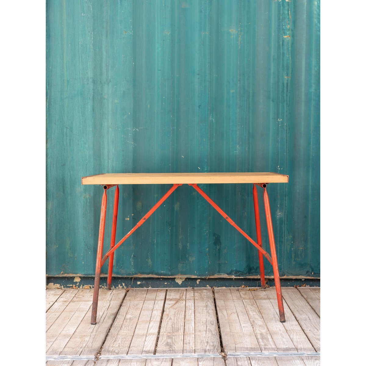 Bureau en bois et métal rouge Edouard N°1027 - Bon état bois clair, DEBONGOUT