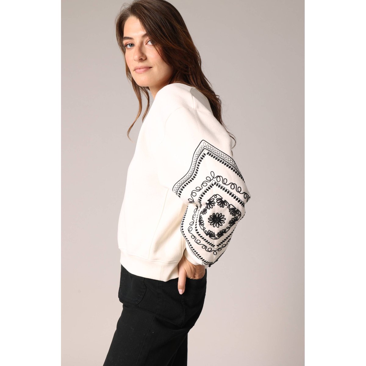 Sweat-shirt en polaire douce à manches longues ballon décorées de motifs brodés
 NERIKA cream, DEELUXE