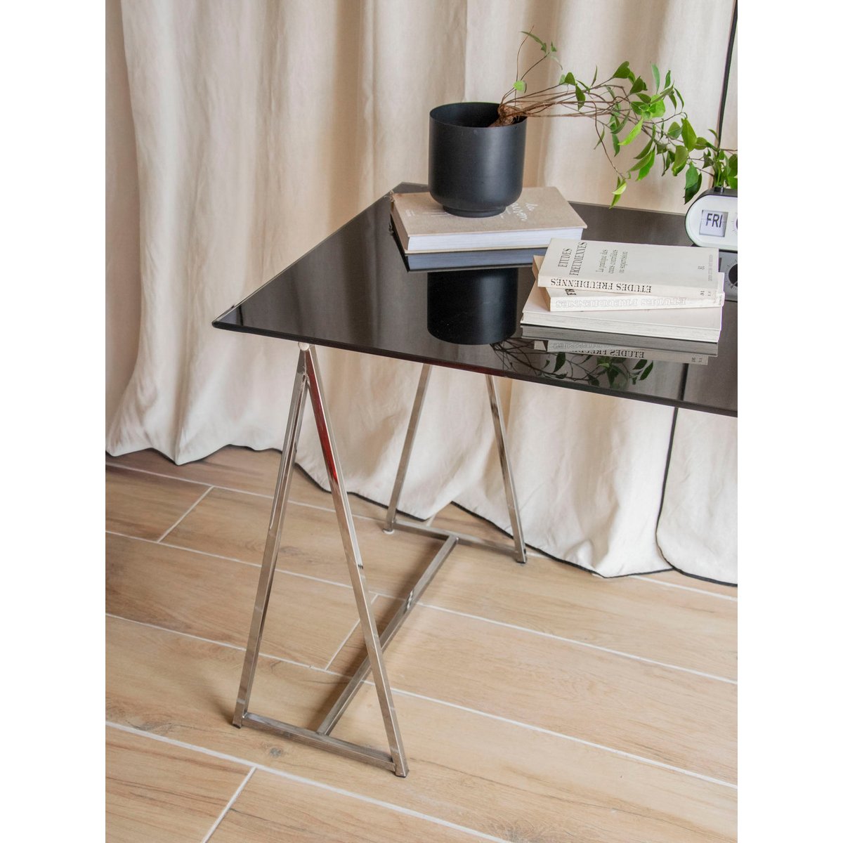 Bureau au plateau en verre fumé et pieds en chrome Yvan N°547 - Bon état fumé, DEBONGOUT