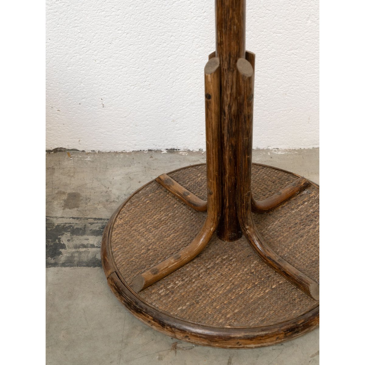 Porte-manteau en bois et cuir Max N°506 - Bon état bois foncé, DEBONGOUT