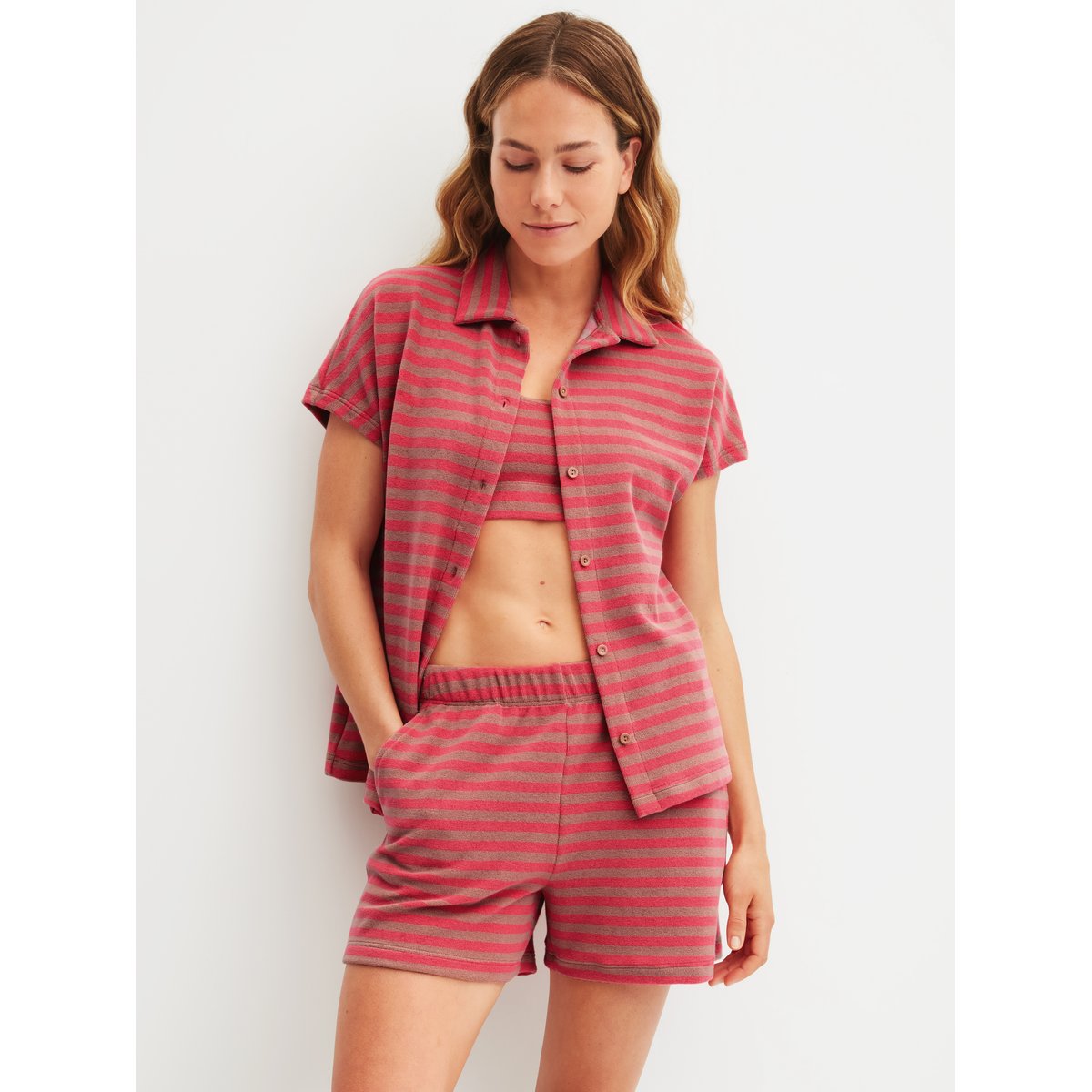 T-shirt à manches courtes avec boutons en tissu éponge manches courtes Coton LOUNGE STRIPE timeless taupe, CALIDA