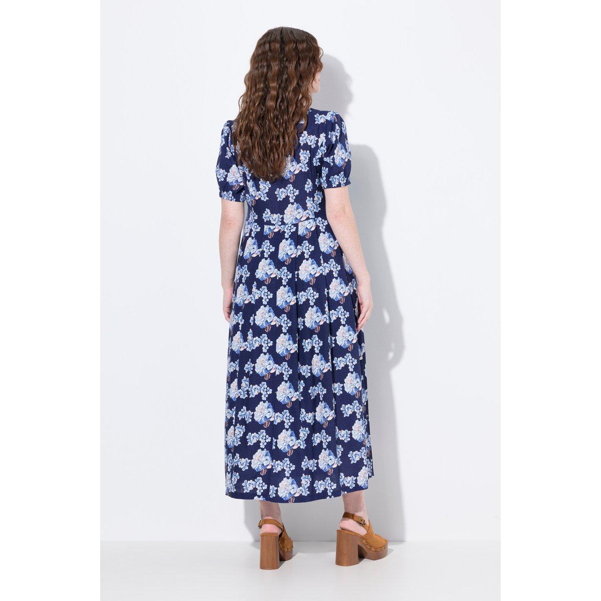 Robe maxi en lin mélangé. Poches. Décolleté marine, ULLA POPKEN