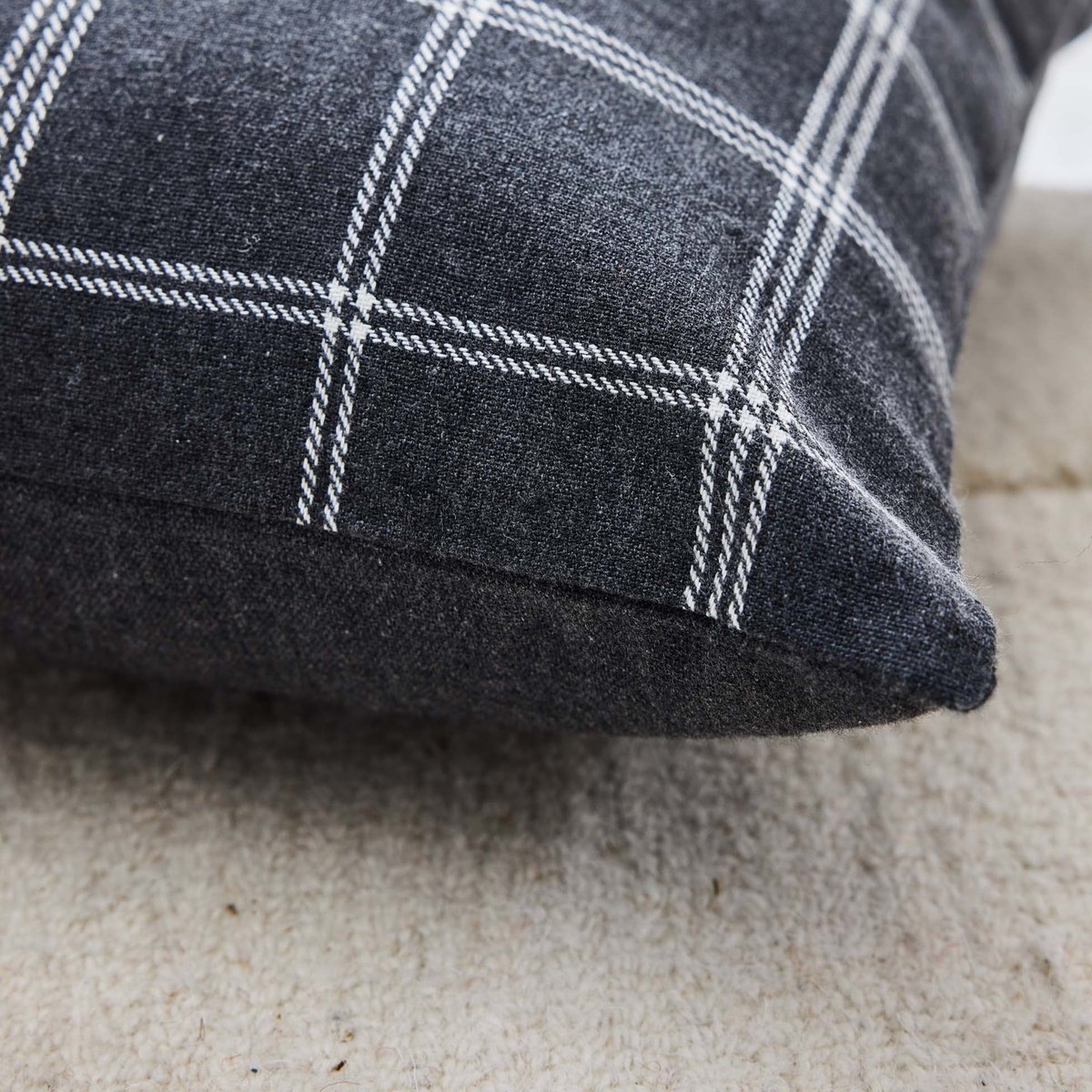 Coussin déhoussable à carreaux en poly-coton tissé gris anthracite, DOUCEUR D'INTÉRIEUR