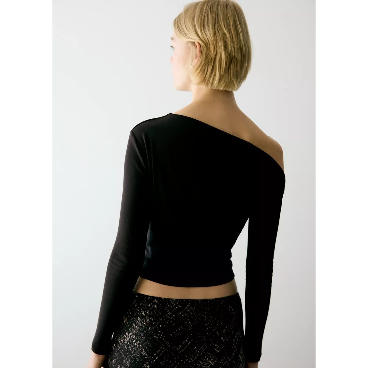T-shirt coton à décolleté asymétrique noir, MANGO TEEN