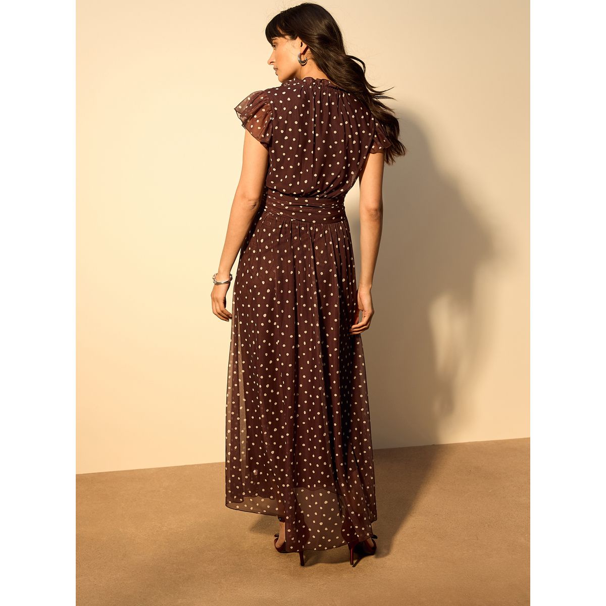 Robe longue imprimée à col v en tulle plissée tache brun chocolat, NEXT