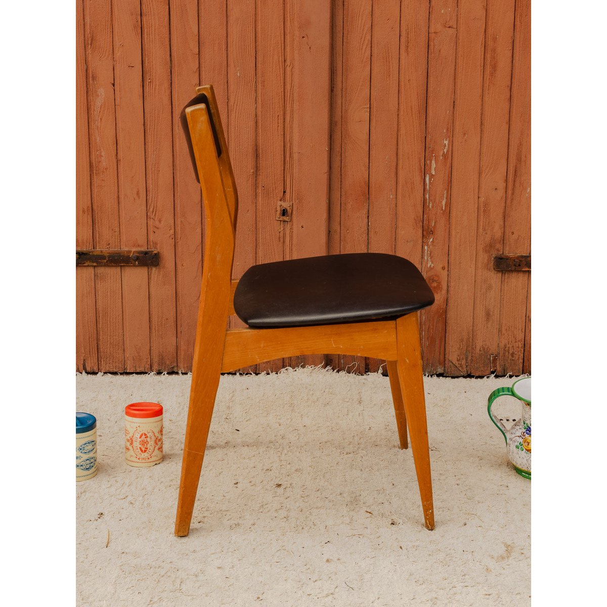 Chaise en bois et cuir noir Alma N°2080 - Bon état bois foncé, DEBONGOUT