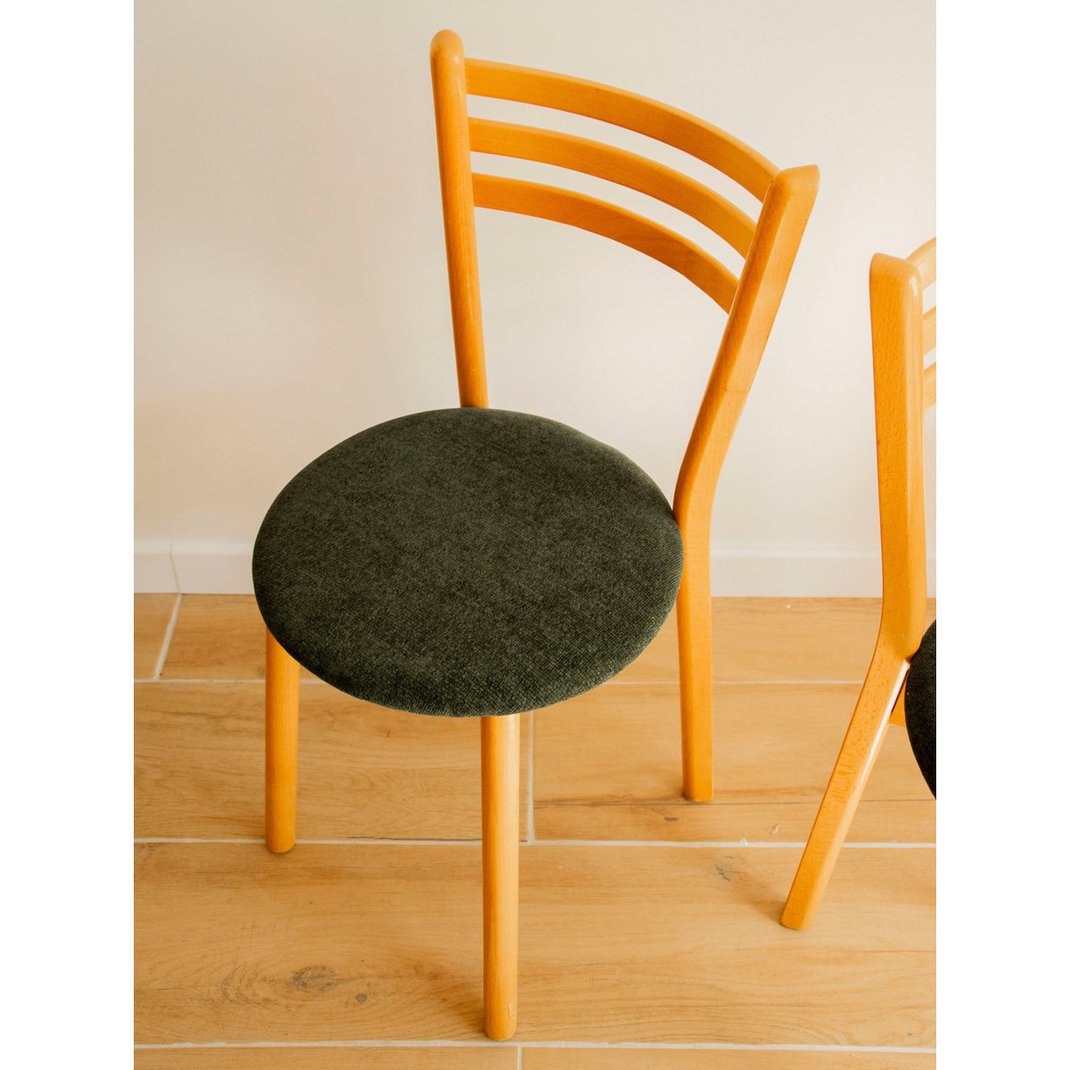 Lot de 4 chaises aux lignes épurées Alma N°1866 - Bon état vert, DEBONGOUT