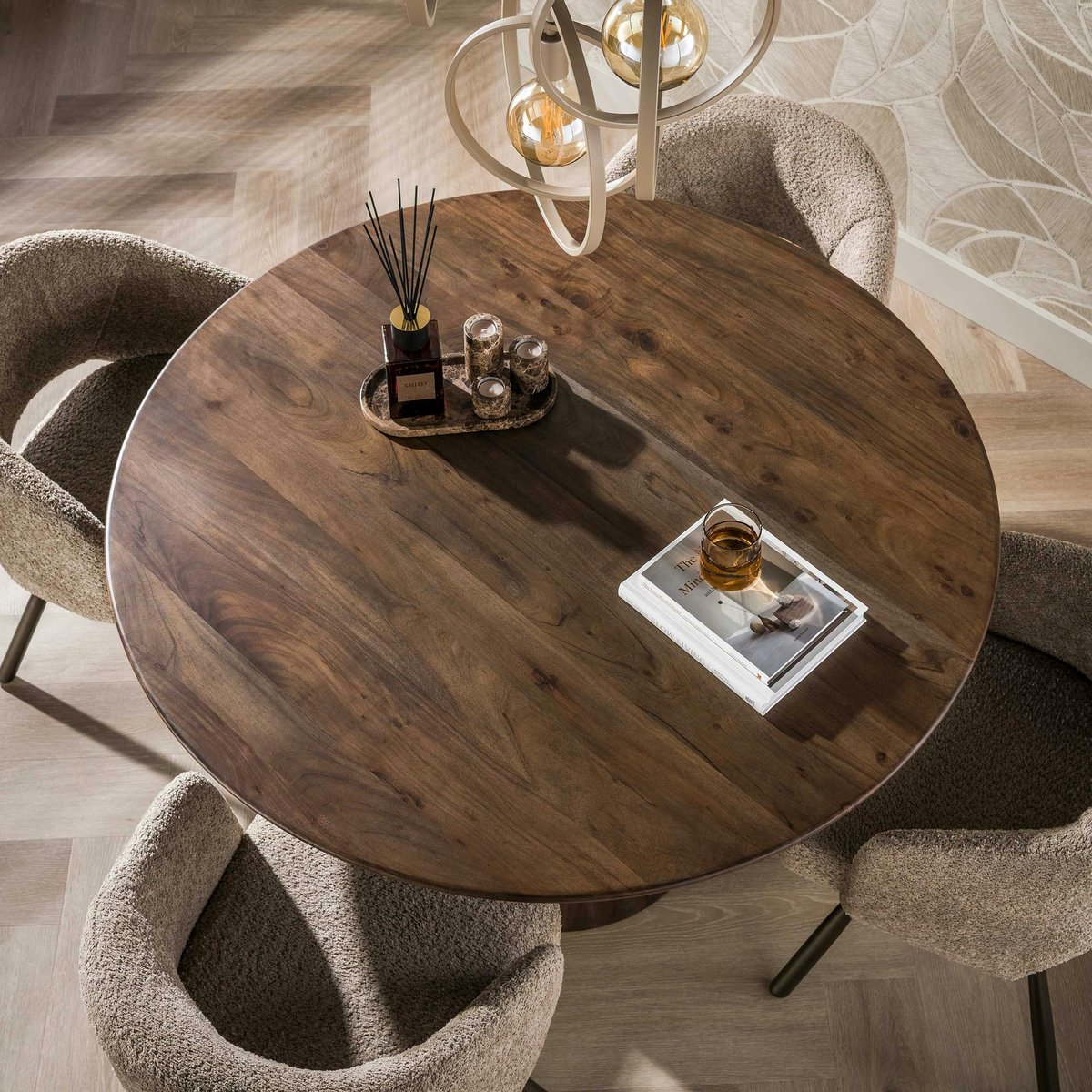 Table ronde en bois d'acacia foncé design organique Ø130 cm NAKO marron, PIER IMPORT
