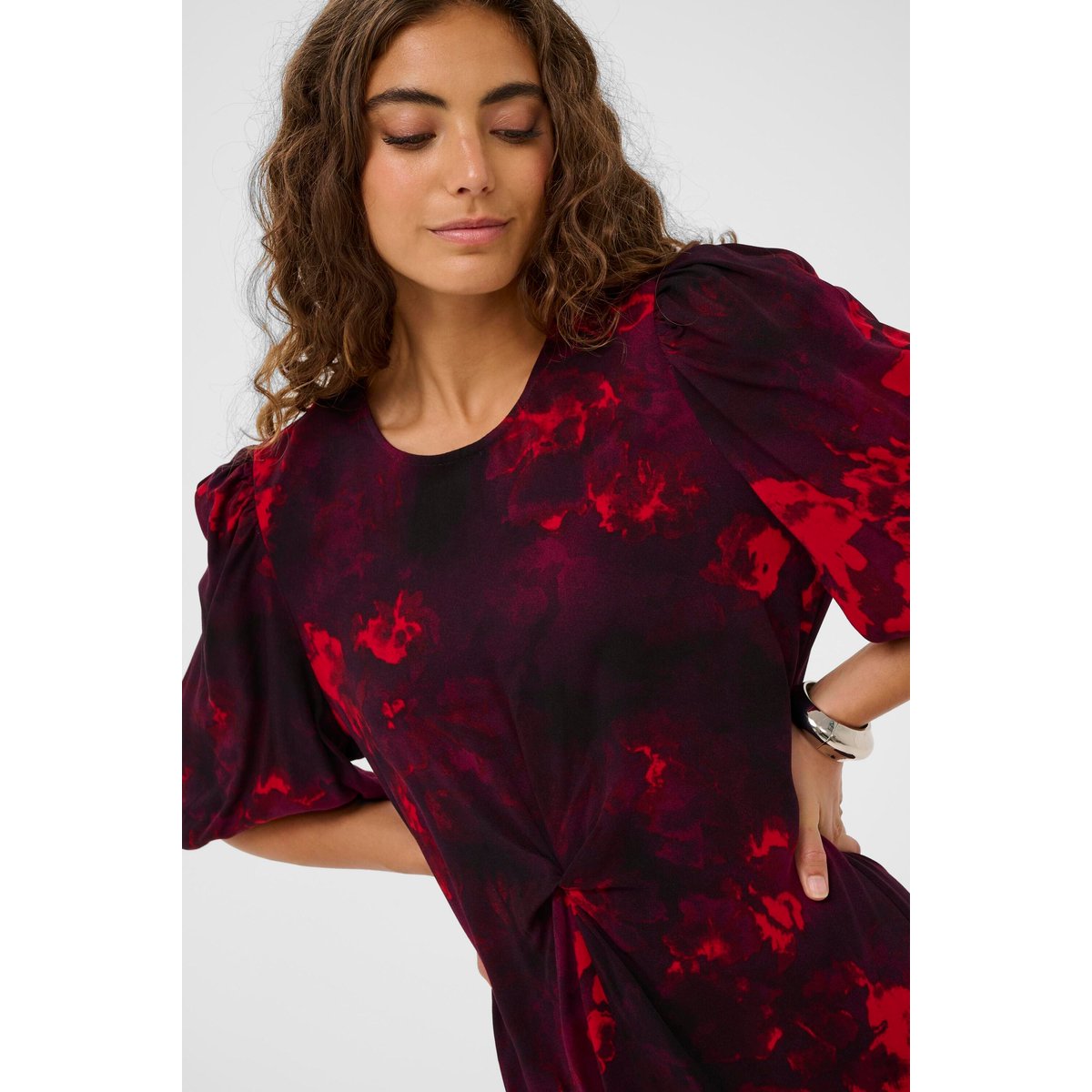 Robe rouge floral, CULTURE