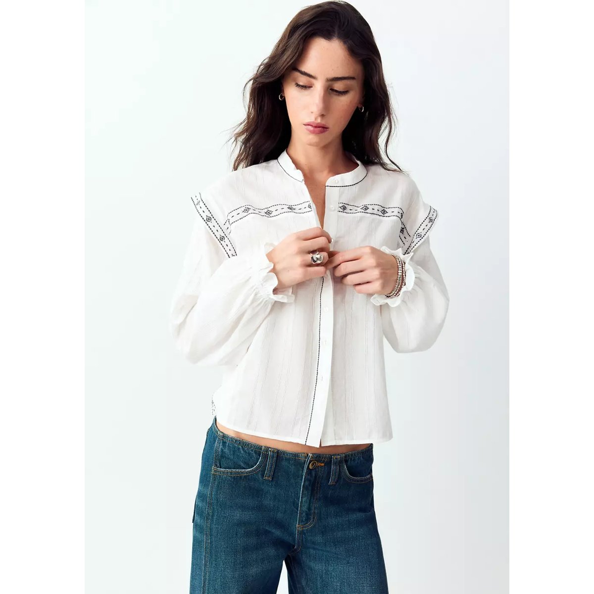 Blouse à col officier avec détails brodés blanc cassé, MANGO TEEN