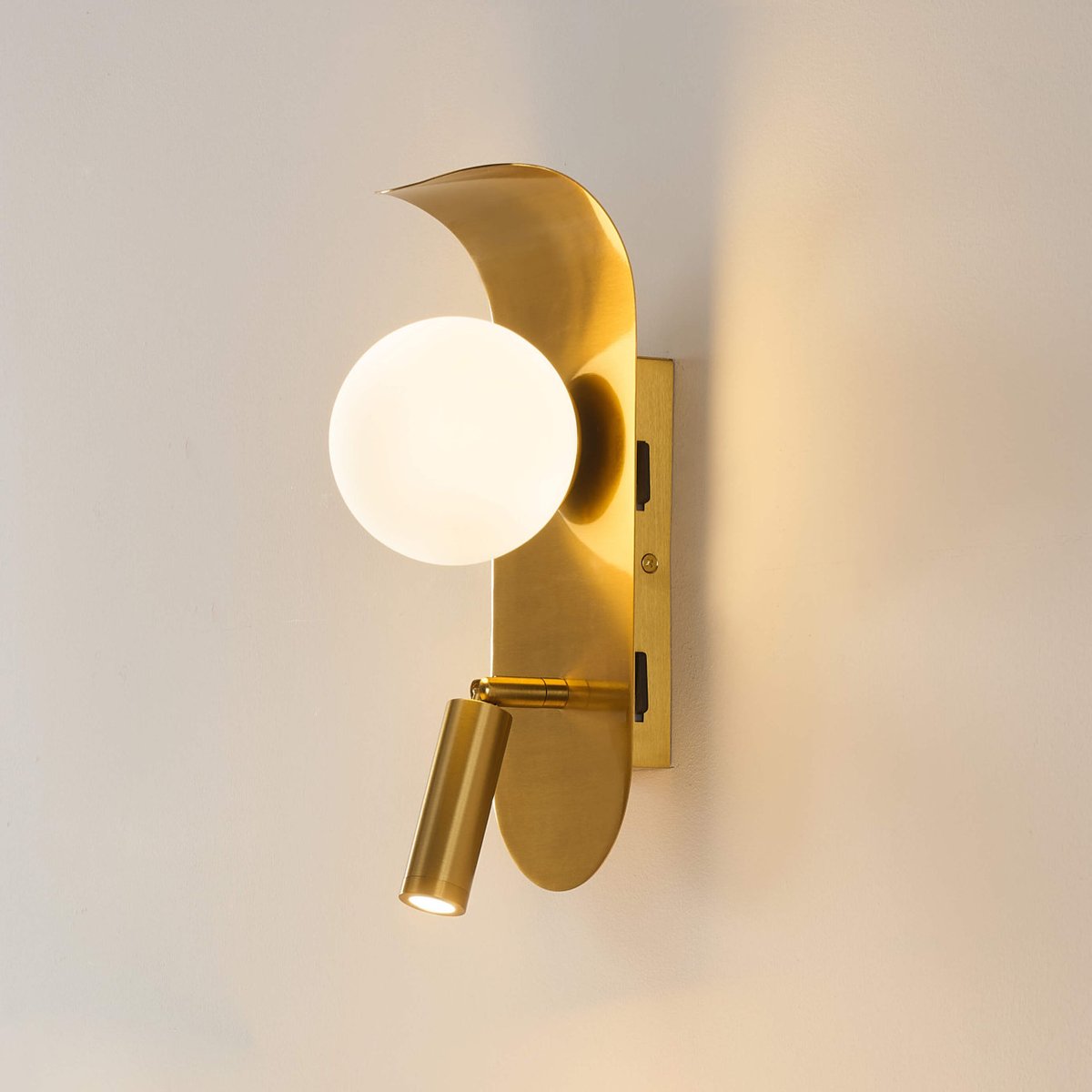 Applique moderne liseuse orientable - MATALIA laiton et blanc, KOSILUM