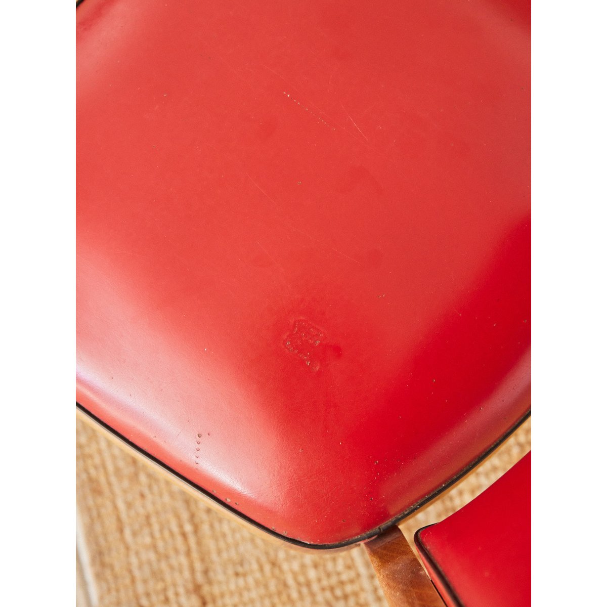 Lot de 4 chaises en skaï rouge Alma N°1591 - Bon état bois clair, DEBONGOUT